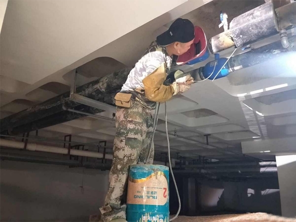 當供熱管道或暖氣片漏水時，應(yīng)采取哪些措施？